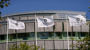 universitets logotyp på flaggor