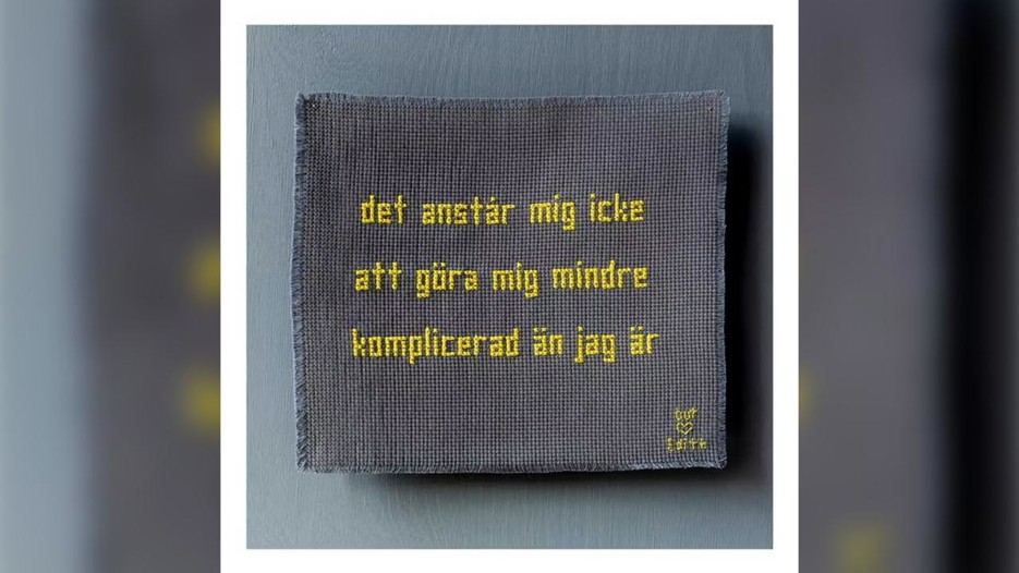 Print av broderiet "det anstår mig icke att göra mig mindre komplicerad än jag är"