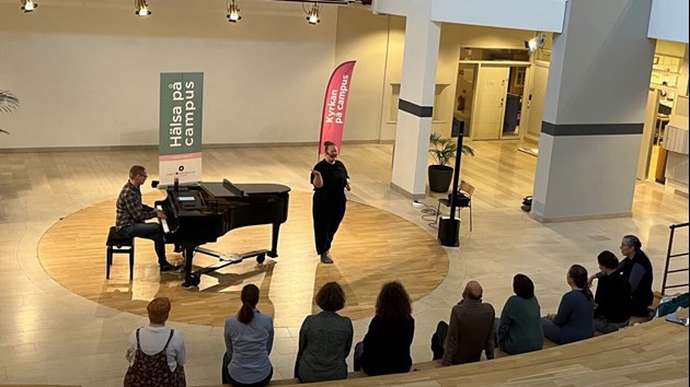 Studenter och anställda testar på gospel