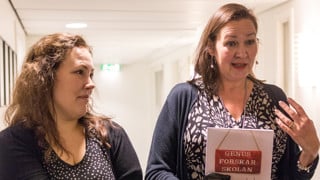 Genusforskarskolan firar att 50 doktorander uppnått examen på forskarnivå. Tamara Andersson är nummer 50 med sin avhandling i litteraturvetenskap. Här med Annelie Bränström Öhman, professor i litteraturvetenskap vid UCGS och institutionen för kultur- och medievetenskaper.