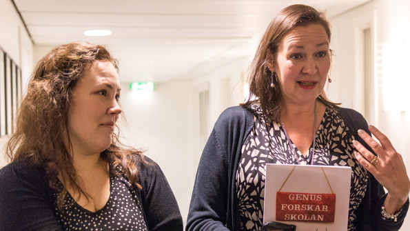 Genusforskarskolan firar att 50 doktorander uppnått examen på forskarnivå. Tamara Andersson är nummer 50 med sin avhandling i litteraturvetenskap. Här med Annelie Bränström Öhman, professor i litteraturvetenskap vid UCGS och institutionen för kultur- och medievetenskaper.