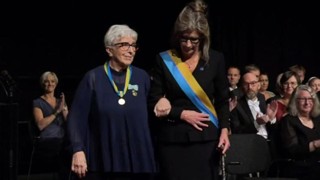 När Astrid Norberg, professor emerita fick Umeå universitets förtjänstmedalj under Årshögtiden 2019. Katrine Riklund vid hennes sida.