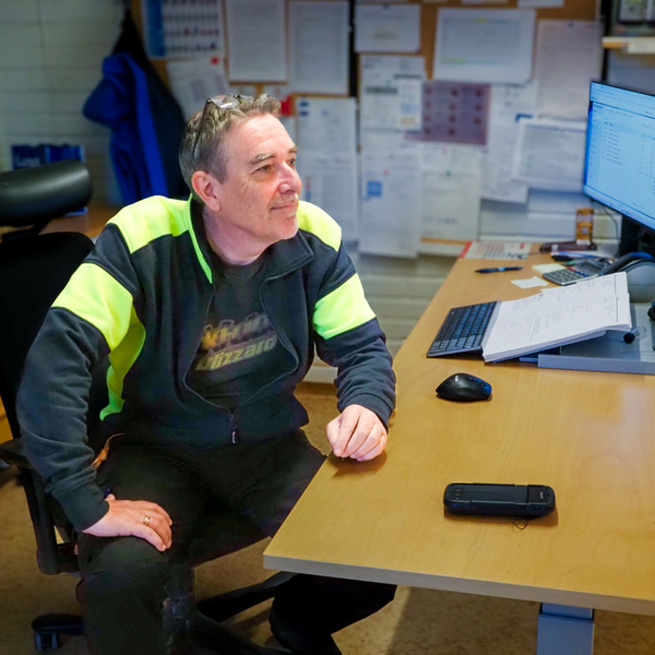 Boris Jonsson vid sitt skrivbord