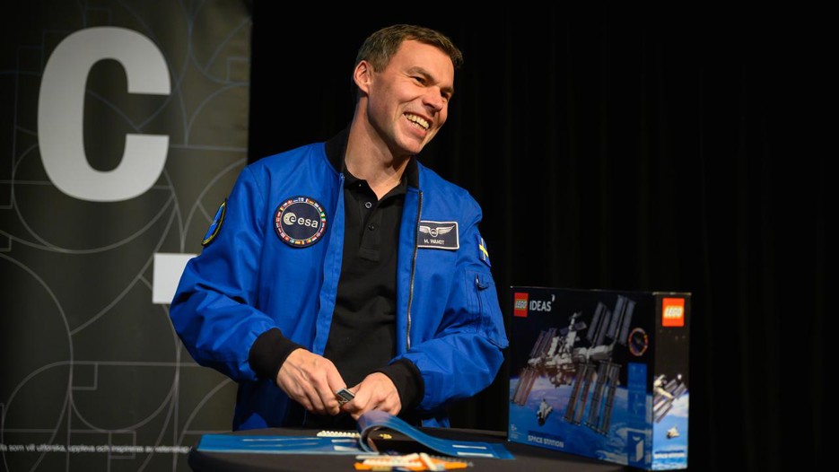 Marcus Wandt bygger de första bitarna i en LEGO-modell av rymdstationen ISS.