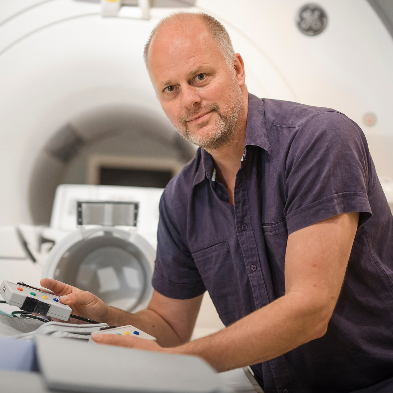Lars Nyberg arbetar som professor i neurovetenskap. Hans forskning handlar om att med funktionell hjärnavbildning koppla hjärnsystem till olika minnesprocesser.