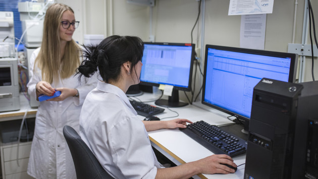 Barbara Ritzl-Rinkenberger, PhD student, and Laura Alvarez, research engineer, working in the lab led by Felipe Cava, MIMS Senior Group Leader, former MIMS Group Leader.