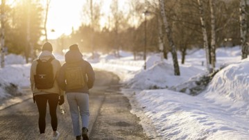Studenter på Camps Umeå vårvinter. Hedvig Fries beige jacka, Asta Abramsson blå jacka. Fotograf Malin Grönborg har skrivit modellavtal med de avbildade.