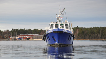 R/V Botnica utanför Umeå marina forskningscentrum. R/V Botnica används för kustnära provtagningar i Bottniska viken. Vid fältstationen utförs biologiska analyser och avancerade experiment.