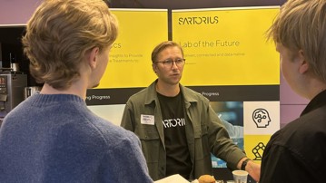 Andreas Grahn, Sartorius, i samtal med två studenter på civilingenjörsprogrammet i teknisk datavetenskap, som från i år kan ansöka på plats på ett företag under sin utbildning genom Co-op.