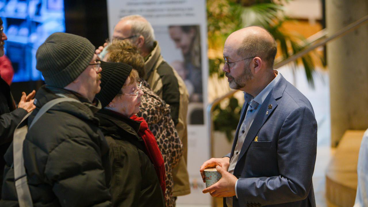 Fika efter en forskare
Vi bjuder på kunskap och fika. Populärvetenskapliga live-sända seminarier ger dig möjlighet att ta del av spännande medicinsk forskning.
Öppna foajen, plan 1 i Väven och distans