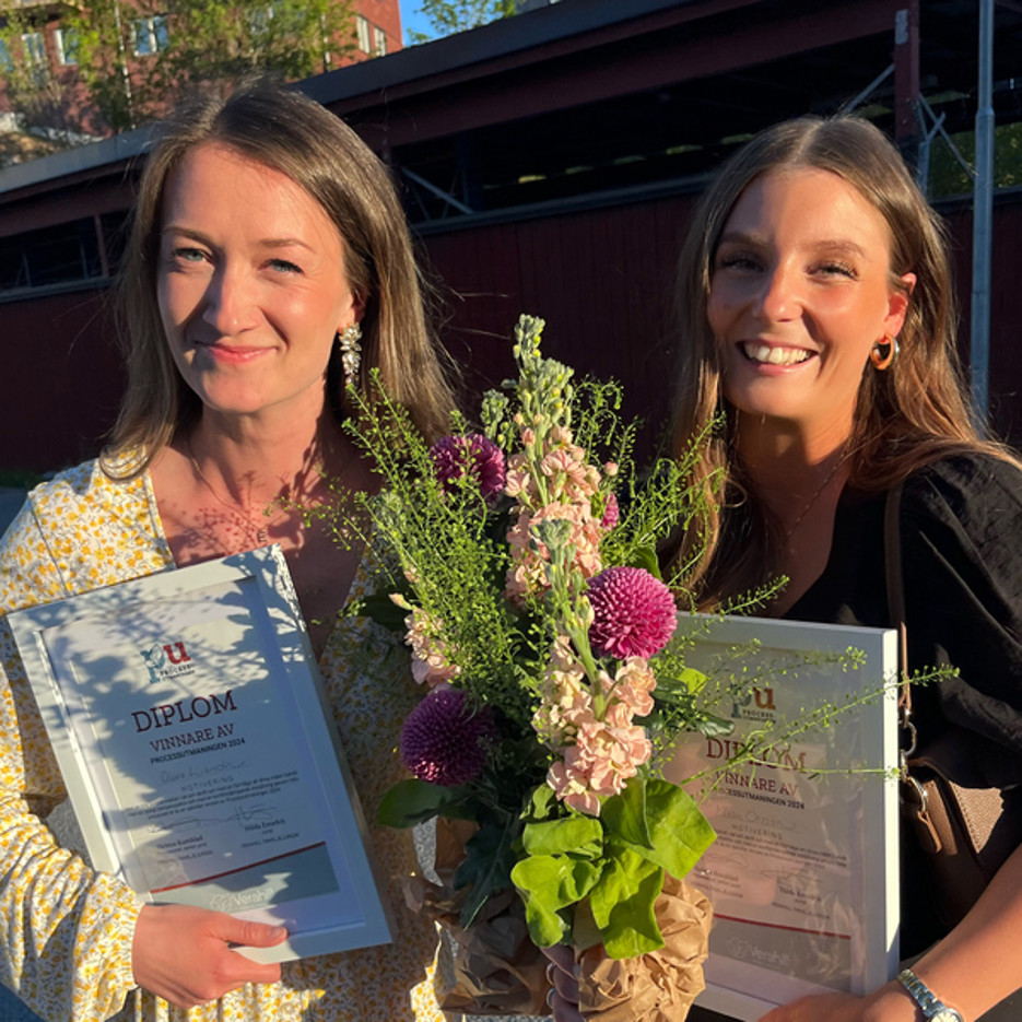 Malin Olsson och Olivia Lundin med diplom i händerna från tävlingen Processutmaningen. 