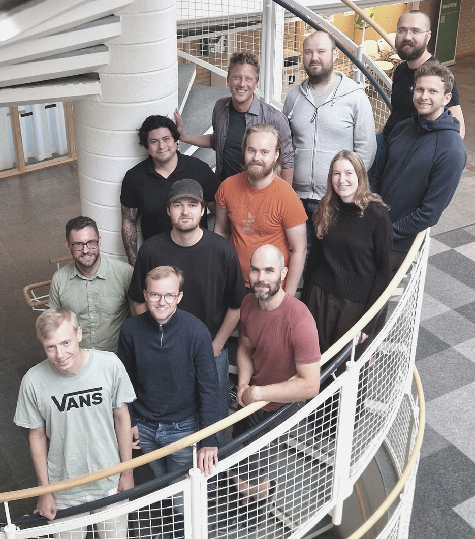 En grupp människor som poserar för en bild.