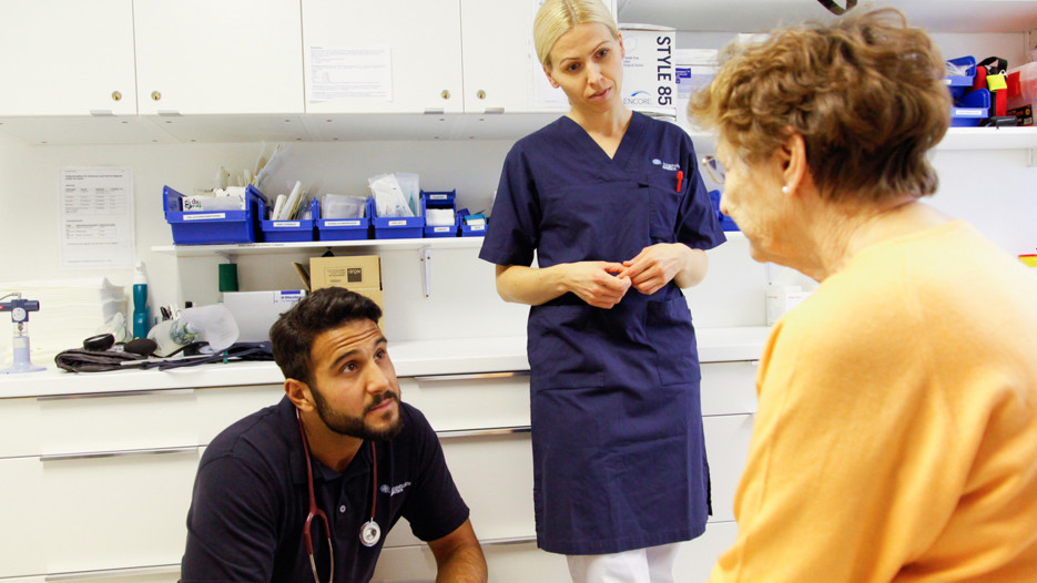 Läkare och sjuksköterska samtalar med patient.