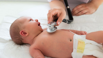 Läkarundersökning av baby