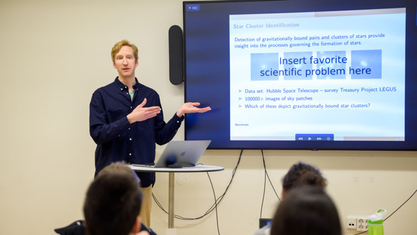 Jakob Hultgren presents at an IceLab Lunch Pitch