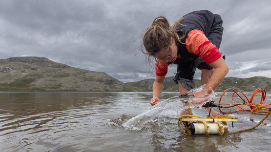 Václava Hazuková, cellting water samples from an Arctic lake.  

Václava Hazuková samlar in vattenprover från en arktiskt sjö.