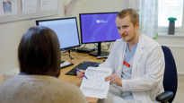Ivar Winroth, läkare på Neurofysiologen och doktorand vid institutionen för klinisk vetenskap, enheten för neurovetenskaper, genomför det standardiserade kognitiva testet ECAS som många får gå igenom i samband med en ALS-utredning.