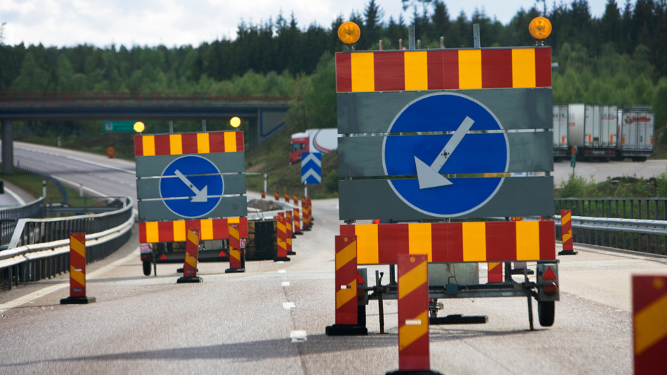 Skyltar som visar omledning av körväg vid vägbygge.