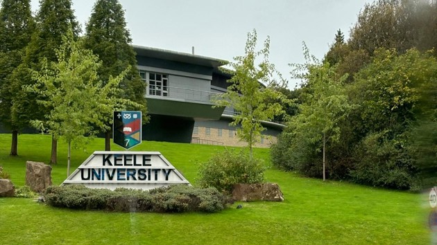 En bil är parkerad framför en byggnad.