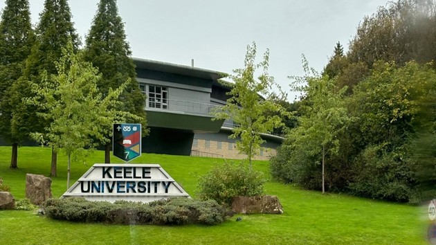 En bil är parkerad framför en byggnad.