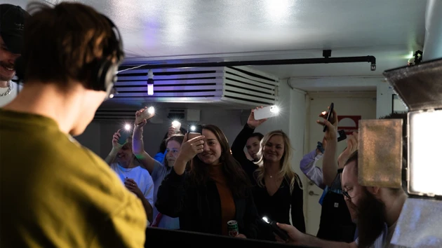 Kroppstemperatur och hjärtfrekvens mäts under en livespelning. Den fysiska datan används för att analysera hur DJs reagerar under press.