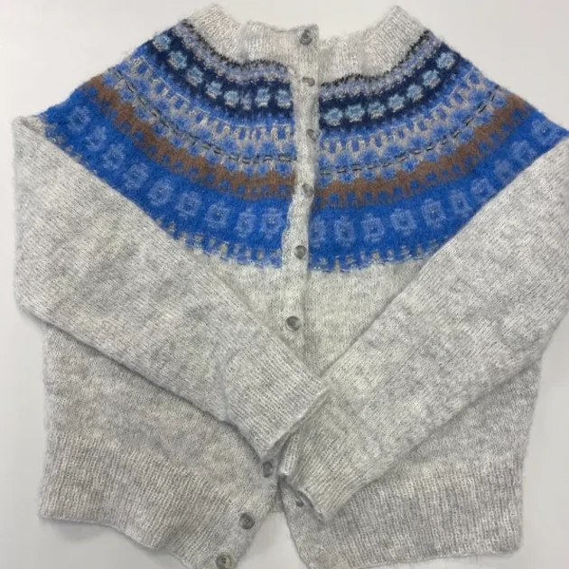 En stickad tröja med blå och grå design.
