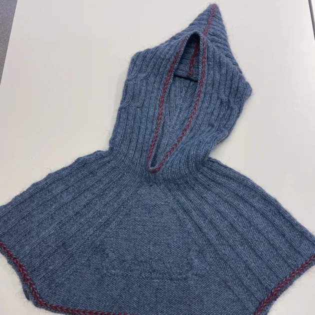 En blå stickad huva.