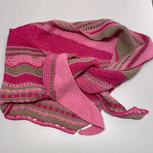 Halsduk i rosa garn.