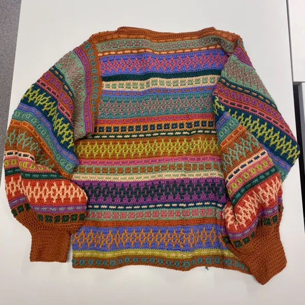 Stickad tröja.