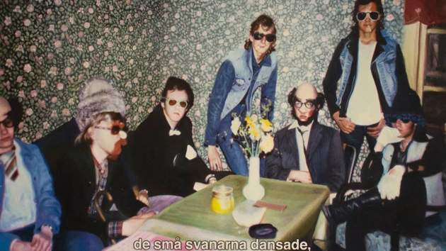 Personer som sitter runt ett bord