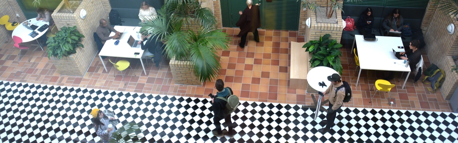 Studenter i Beteendevetarhuset