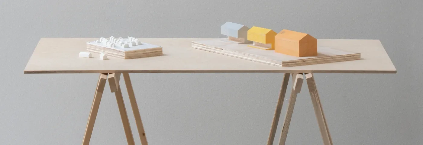 bord med modeller från studentprojekt av Cornelia kalle