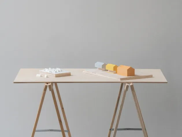 Bord med modeller av hus på 