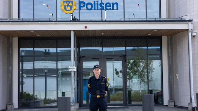 Lisa Dahlkvist framför ingången till Polishuset