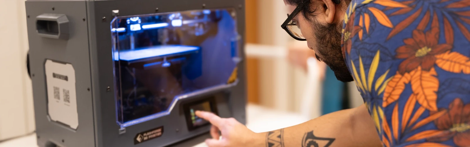 Student använder 3d printer