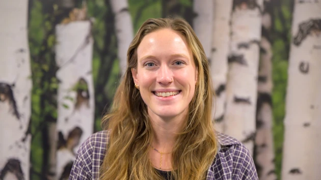 En kvinna framför en björkskog bakgrundsbild