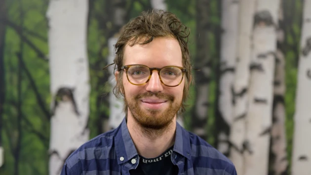 En man framför en björkskog bakgrundsbild