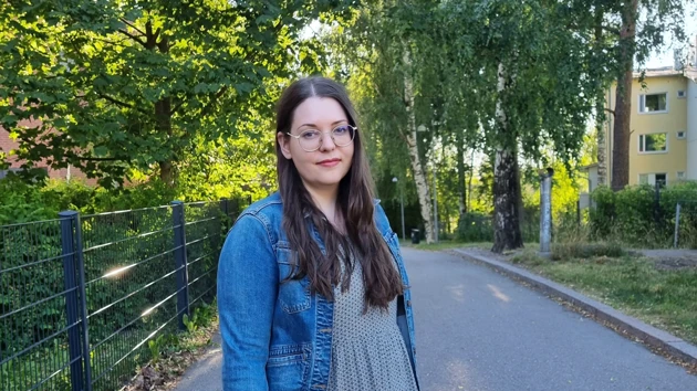 Porträttbild på Sandra Norrman utomhus