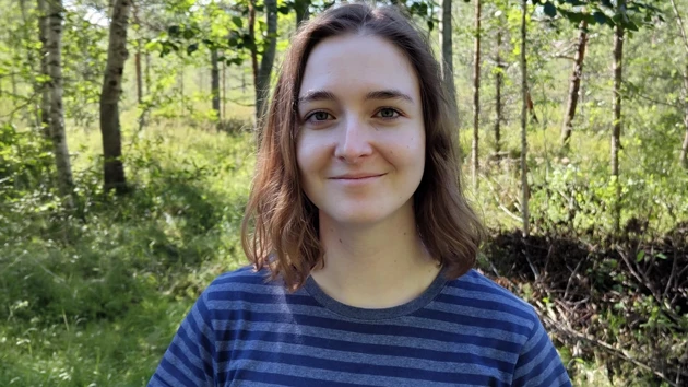 Portrait photo of Anaïs de Graaf, forest in the background