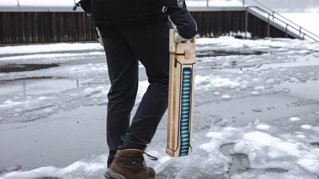 There's a handle at the top for easy carrying.