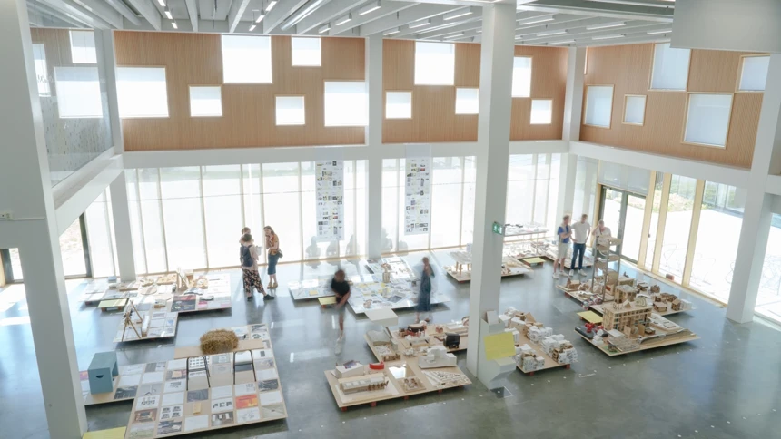 UMA 2023 Slututställning
I arkitekthögskolans slututställning visas alla studenters arbeten från det femåriga arkitektprogrammet, med särskilt fokus på avgångseleverna i årskurs fem. Vi önskar alla varmt välkomna att ta del av utställningen och se vad studenterna arbetar med.