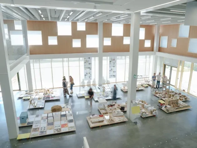 UMA 2023 Slututställning I arkitekthögskolans slututställning visas alla studenters arbeten från det femåriga arkitektprogrammet, med särskilt fokus på avgångseleverna i årskurs fem. Vi önskar alla varmt välkomna att ta del av utställningen och se vad studenterna arbetar med.