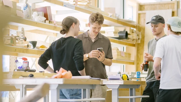 Umeå Universitet. Arkitekthögskolan. Studenter jobbar med sina projekt.