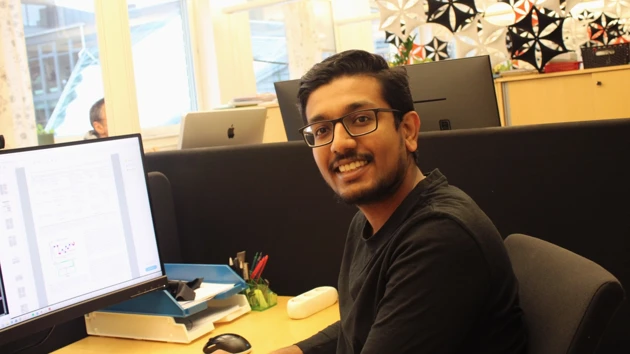 En bild av Aswin Gopakumar vid hans skrivbord i IceLab