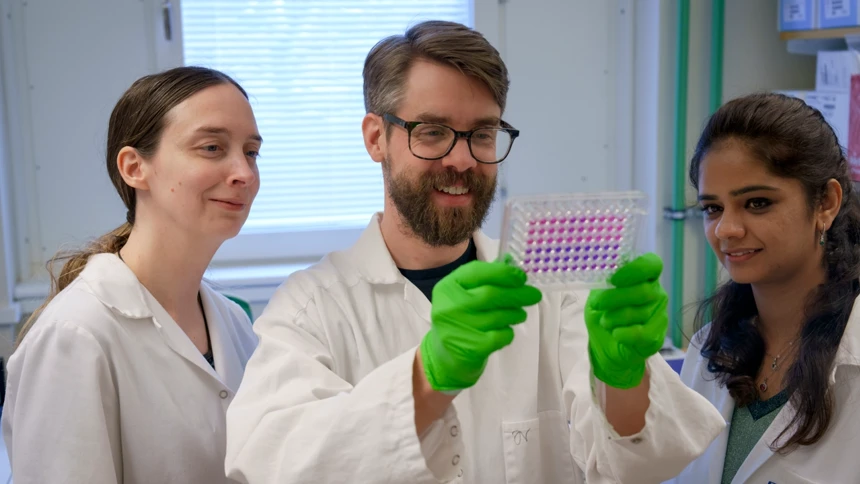 Magnus Ölander, postdoc in the Sixtlab, sharing exciting findings from an antibiotic discovery project with labhead Barbara Sixt and colleague Aakriti Singh.