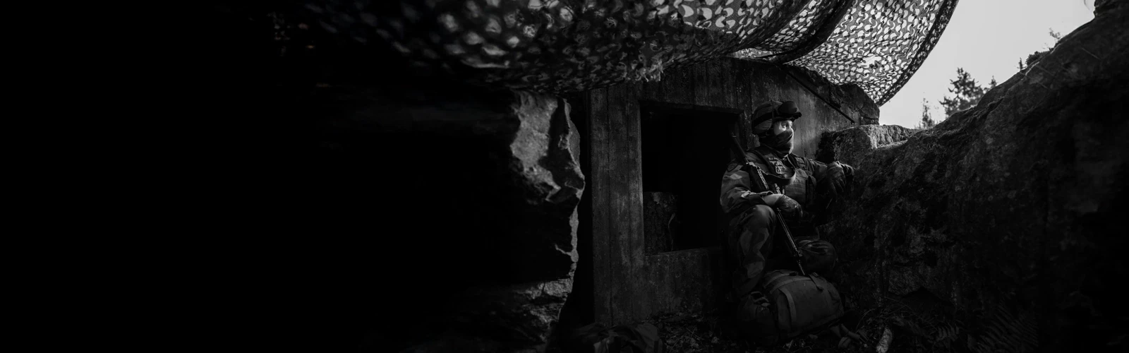 Mililitär under kamouflagenät