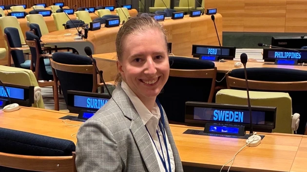 Klara Halldin sitter inne på FN på Sveriges plats. 