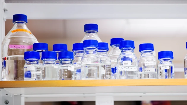 Tomma burkar på en hylla i ett labb.