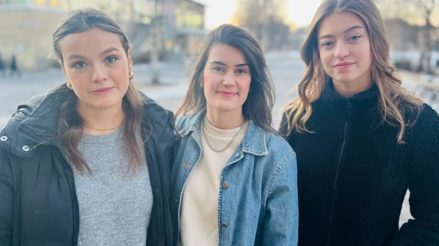 Bild på Olivia Lundberg, Eira Bergström von Euler och Elsa Nydén utanför Universumhuset.