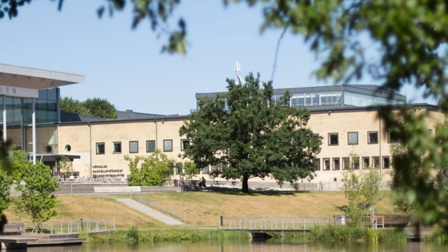 En utomhusbild på universitetsbiblioteket.